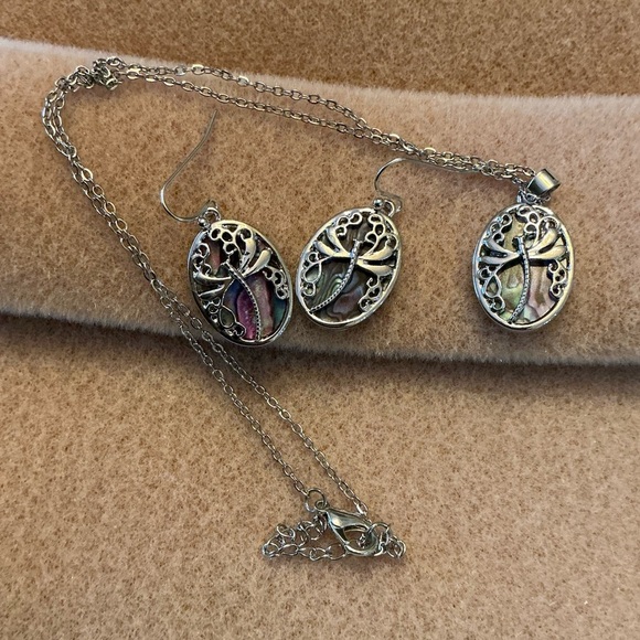 Beautiful Dragonfly Necklace and Earring Set! 21”
Brand New! - Picture 2 of 2